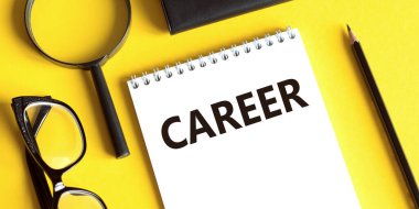 Sarı arka planda CAREER yazılı bir not, gözlük, büyüteç ve bir kalem. İş konsepti.