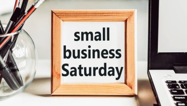 Küçük işletme cumartesi metni ofis masasında ahşap çerçevede.