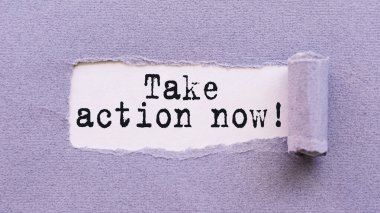 Metin Al eylemi şimdi yırtık leylak kağıdında beyaz bir arkaplan üzerinde görünür.