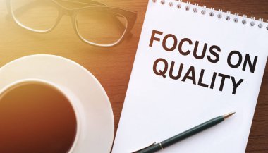 FOCUS KALİTESİ - Kağıt üzerinde kahve bardakları ve sinüs ışığında ahşap zemin üzerinde yazı.