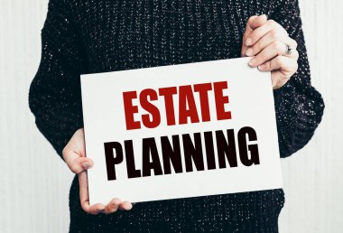 Estate Planlama ile ilgili bir kart tutan kız..