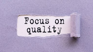 Kalibredeki FOCUS metni, beyaz arkaplan üzerindeki yırtık leylak kağıdında görünür.