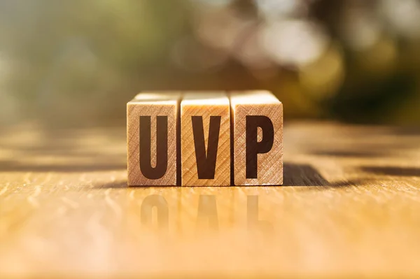 UVP - Eşsiz Değer Önerisi, gün ışığında masaya tahta bloklar inşa etmek ile yapılan kelime.