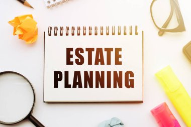 Metin Estatistik Planlama - ofis araçlarıyla birlikte beyaz masadaki not defterinde.