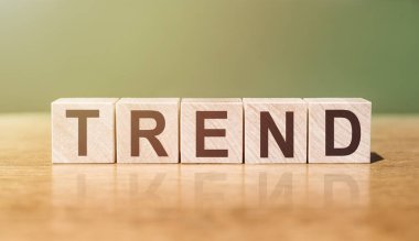 Tahta masadaki tahta bloklara yazılmış TREND kelimesi. Tasarımınız için kavram.