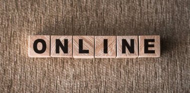 Kahverengi bir arka planda tahta bloklara yazılmış ONLINE kelimesi.