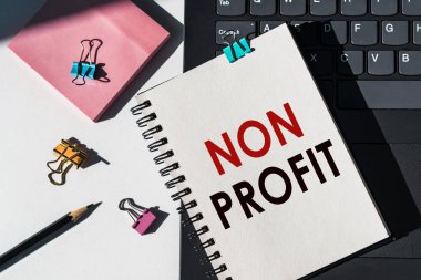 NON PROFIT hakkında araçları ve notları olan defter dizüstü bilgisayardadır.