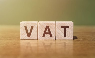 KDV - Katma Değer Vergisi, ahşap masadaki tahta bloklara yazılmış kelime. Tasarımınız için kavram.