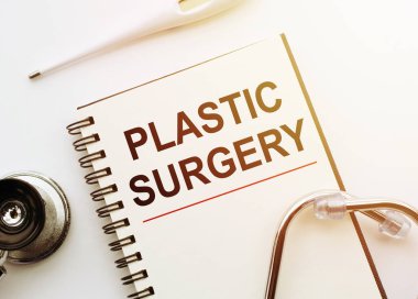 Tıbbi konsept. Kelime plastiği içeren defter stetoskop ve termometreyle beyaz masada..