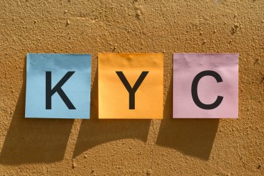 KYC - Müşterinizi tanıyın, duvardaki renkli kağıt notlardan.