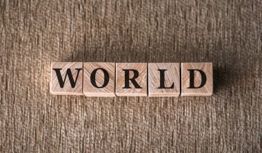 Kahverengi bir arka planda tahta bloklara yazılmış bir dünya kelimesi.