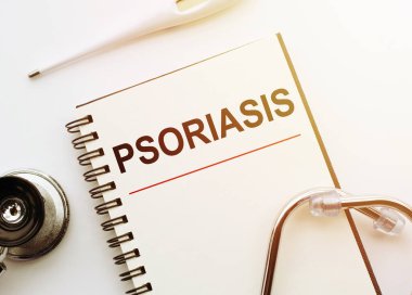 Tıbbi konsept. Beyaz masadaki stetoskop ve termometreyle kelime PSORIASIS ile defter.