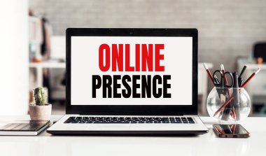 Modern ofis arka planında ONLINE PreSENCE metnine sahip dizüstü bilgisayar.