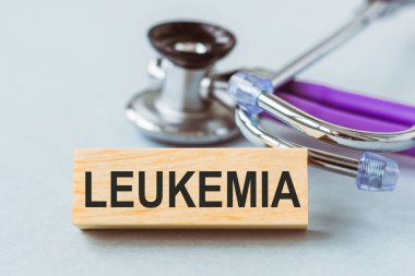 LEUKEMIA sözleriyle ahşap küp üzerine steteskop.