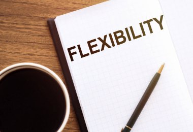 FLEXIBILITY - Ahşap masadaki not defterinde metin.