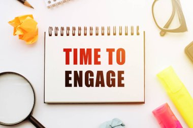 Not defterini ofis araçlarıyla beyaz masaya bağlama zamanı.