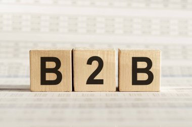 B2B kısaltması - iş pazarlama, hafif arkaplan üzerinde tahta küpler.