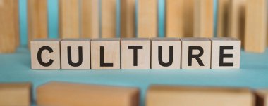 Açık mavi arkaplanda tahta bloklara yazılan CULTURE sözcüğü.