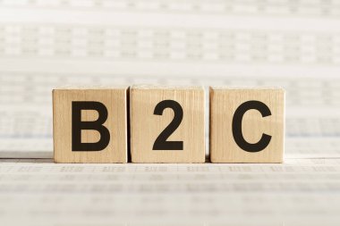 B2C kısaltması - İş 'ten Tüketiciye, ahşap küpler ve hafif arkaplan.