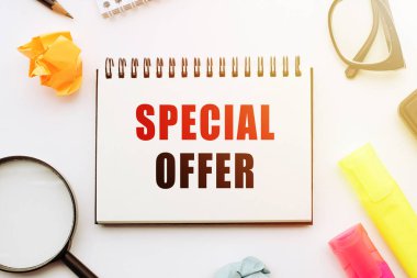 Ofis araçlarıyla birlikte beyaz masadaki defterde özel bir mesaj gönder..