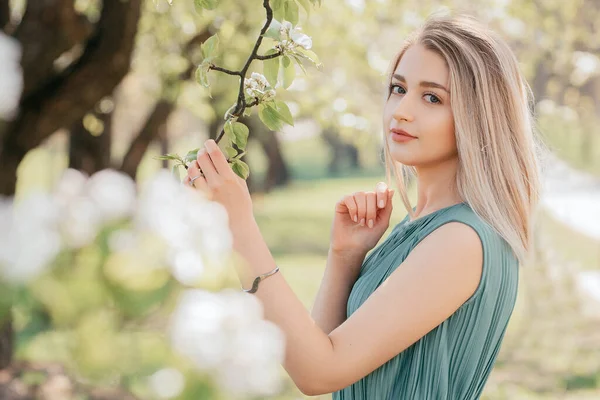 Όμορφη Νεαρή Γυναίκα Που Κρατά Ένα Κλαδί Από Άνθη Μήλου — Φωτογραφία Αρχείου
