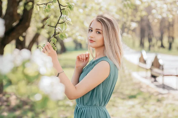 Çiçek Açan Bir Bahçede Yetişkin Mutlu Bir Kadının Bahar Portresi — Stok fotoğraf