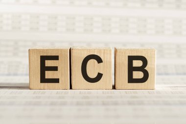 ECB kısaltması - Avrupa merkez bankası, hafif arkaplan üzerinde tahta küpler.