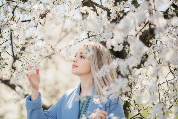 Mulher Loira Jovem Posando Flores Maçã Branca Florescendo Ramos — Fotografia de Stock