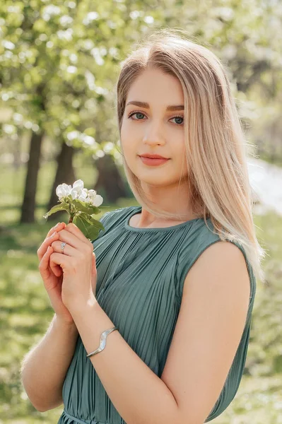 Jovem Alegre Com Flores Macieira — Fotografia de Stock