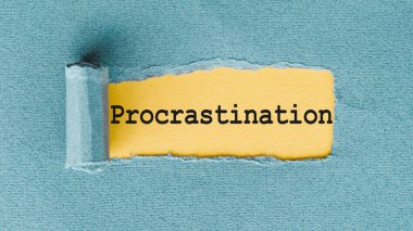 PROCRASTINATION - yırtık ve yırtık kağıt altında yazılmış kelimeler.