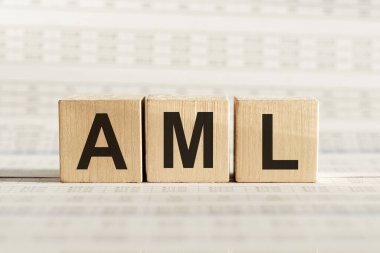 AML kısaltması - Kara para aklama karşıtı, hafif arkaplanda tahta küplerde.