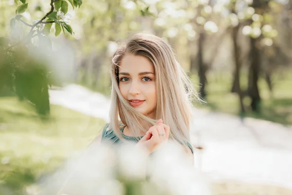 Portrét Atraktivní Mladé Blondýny Která Hravě Dívá Kamery Jarní Zahrada — Stock fotografie