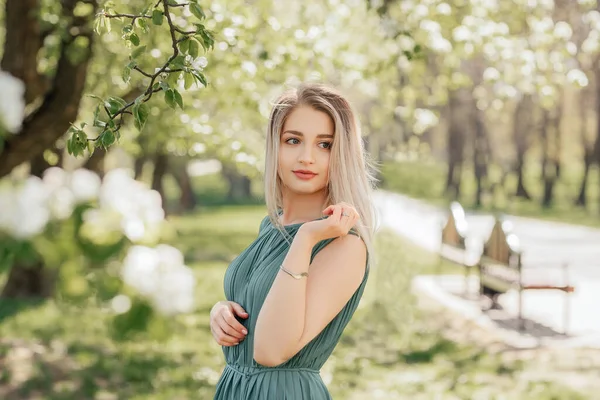 Mulher Loira Jovem Bonita Vestido Verde Jardim Flores Primavera Mulher — Fotografia de Stock