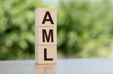 AML sözcüğü, kara para aklama karşıtı, doğanın arka planında bulunan tahta küplerden inşa edilmiş..
