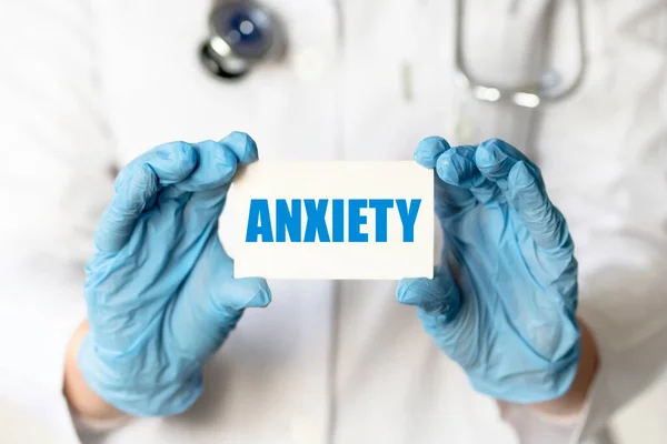 Travailleur Médical Gants Tient Une Carte Avec Les Mots Anxiety — Photo