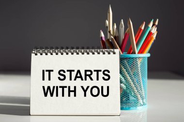 Seninle başlar. Renkli kalemlerle dolu bir deftere yazılıdır..