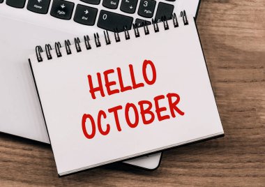 Merhaba October - dizüstü bilgisayardaki klavyeye yazı.