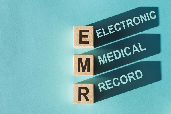 Tahta küpler EMR kelime oluşturma - (Açık mavi arkaplan üzerinde (kısaltma Elektronik Tıbbi Kayıt).
