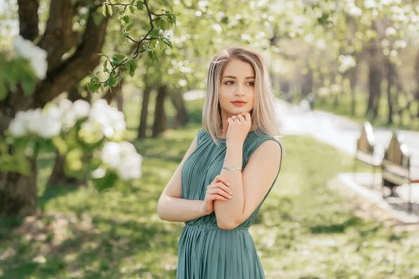 Smyslné Blondýny Dívka Šifón Šaty Pózování Parku — Stock fotografie