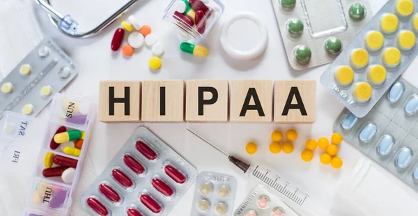 Tahta blok, kırmızı üzerinde HIPAA Sağlık Sigortası Taşınabilirliği ve Güvenilirlik Yasası 'nı oluşturur. Tıbbi konsept.