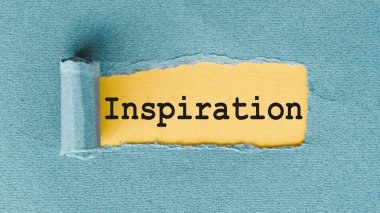 Yırtılan ve yırtılan kağıtların altında yazılan ilham verici kelimeler.