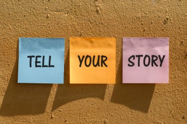 Duvardaki renkli kağıt notlardan hikayeni anlat..