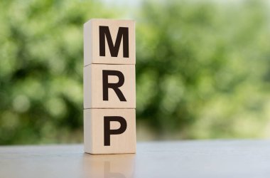 MRP (Materyal gereksinimlerinin kısaltılmışı), doğanın arka planında bulunan tahta küplerden inşa edilmiştir..