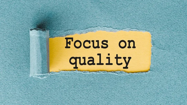 Focus Sobre Qualidade Palavras Escritas Papel Rasgado — Fotografia de Stock