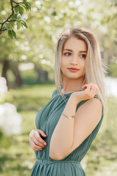 Retrato Moda Mulher Bonita Com Cabelo Loiro Curto Vestido Verde — Fotografia de Stock