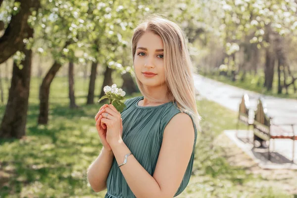 Schöne Sexy Mädchen Einem Kleid Mit Zartem Make Hält Blütenzweig — Stockfoto