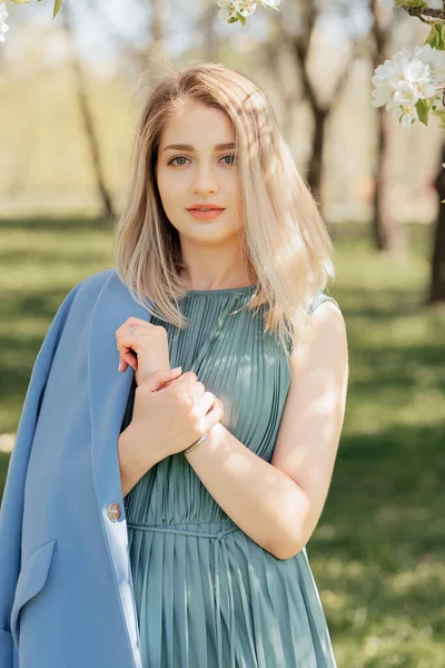 Uma Menina Bonita Está Parque Mola Retrato Romance — Fotografia de Stock