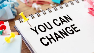 Değiştirebilirsiniz - Ahşap zemin üzerinde kırışık kağıt ve kağıt iğneler ile bir not defteri üzerinde metin.