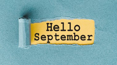 Yırtılan ve yırtılan kağıtların altında yazılan HELLO Eylül Sözcükleri.