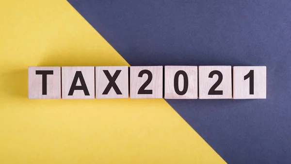 아름다운 노란색 큐브에 Tax 2021 — 스톡 사진